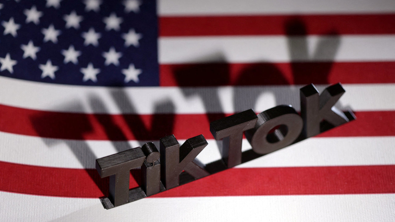 na zvauje monost, e americk TikTok prod Elonu Muskovi, pe agentura Bloomberg.