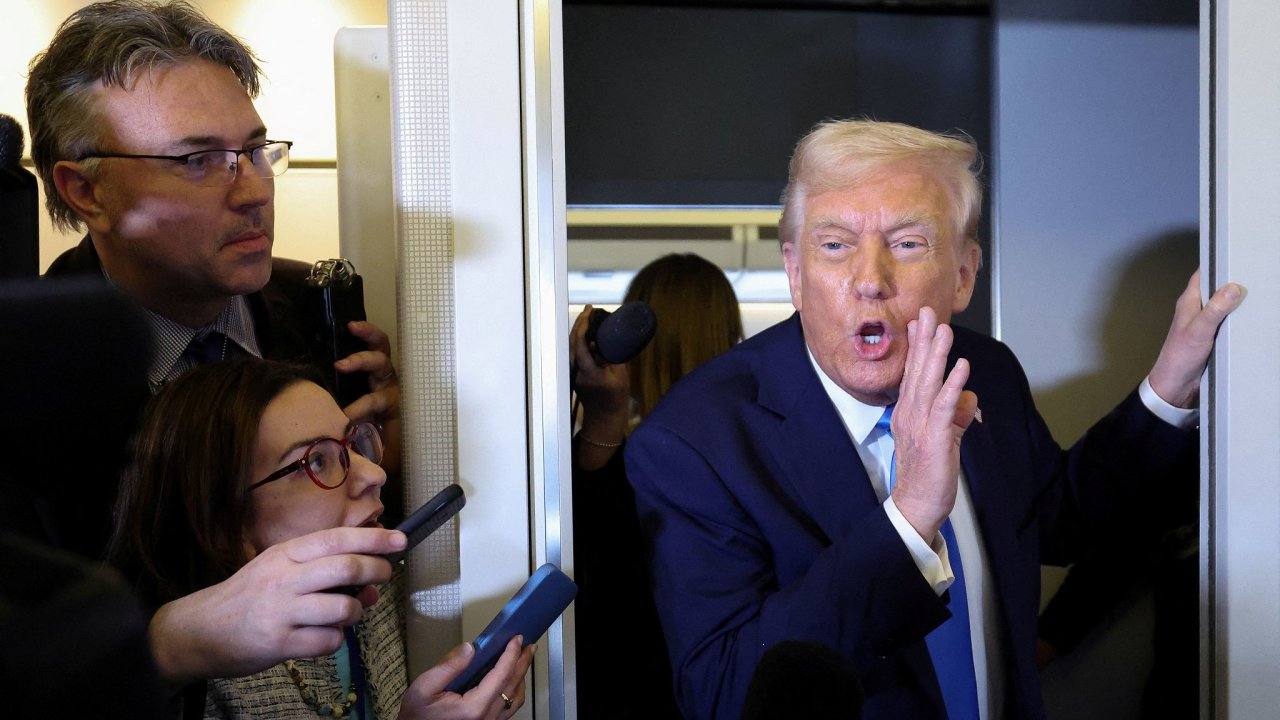 Prezident Donald Trump mluv o uvalen cel s novini na palub letounu Air Force One.