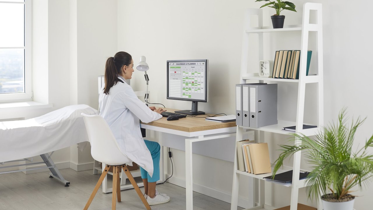 ERP syst�my pokr�vaj� agendy des�tek obor� � od stroj�rensk�ch firem p�es potravin��stv� a dal�� v�robn� odv�tv� a� po vod�renstv� nebo zdravotnictv�.