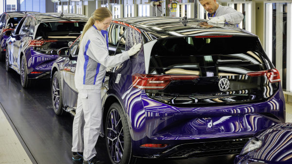 Liška v kurníku? Číňané si jdou pro prázdné evropské továrny Volkswagenu či Stellantisu. Prodělat na tom může celý autoprůmysl