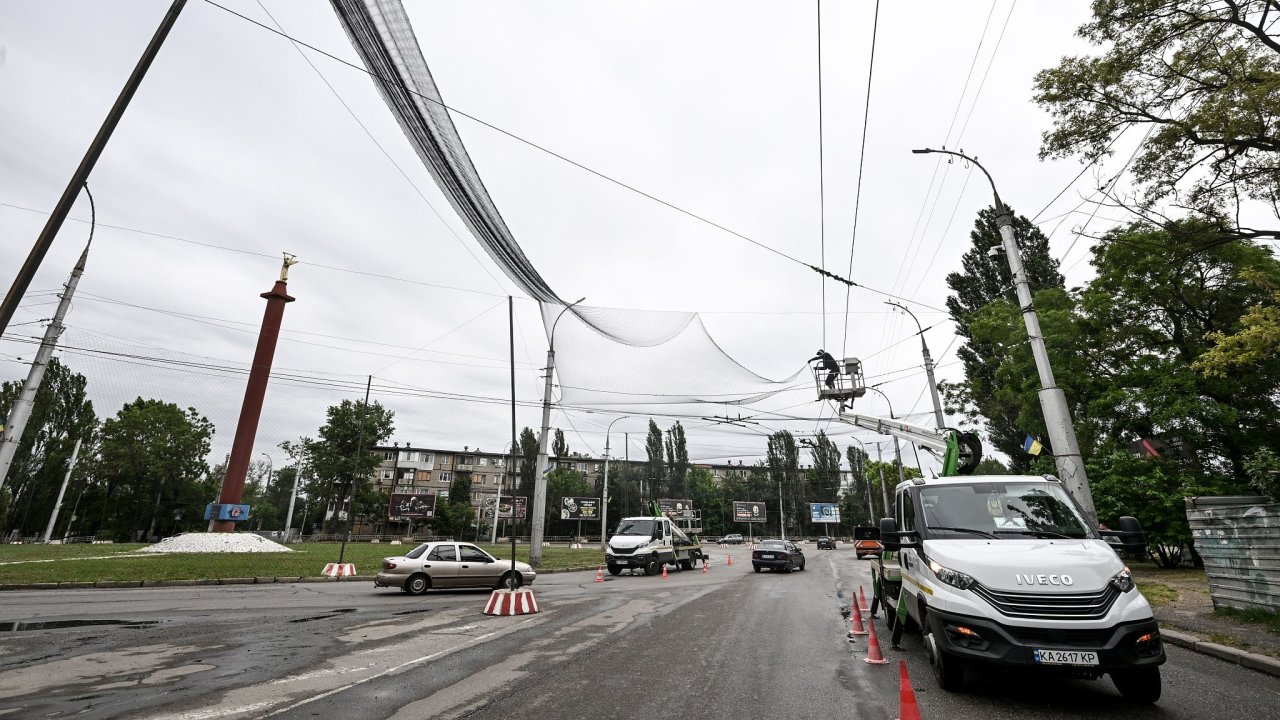 Pracovn�k m�stsk� spr�vy m�sta Chersonu instaluje s� proti dron�m.