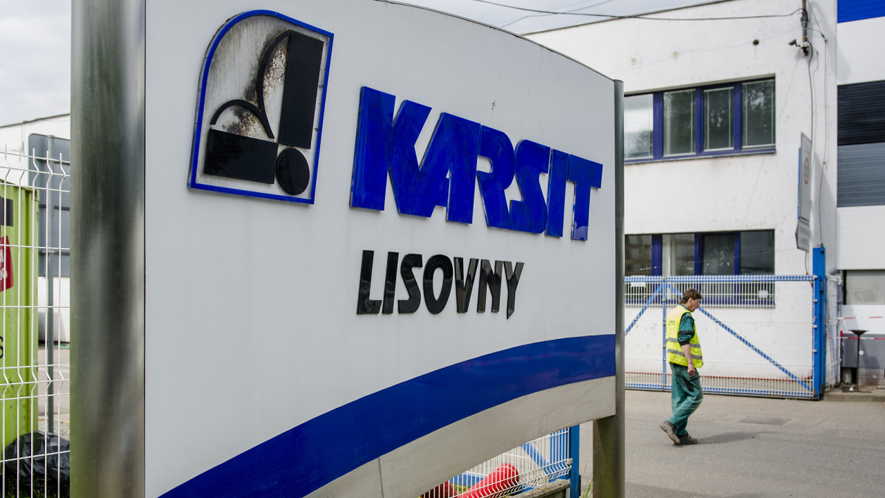 Spole�nost Karsit buduje na b�ehu �py v Jarom��i na N�chodsku novou halu (na...