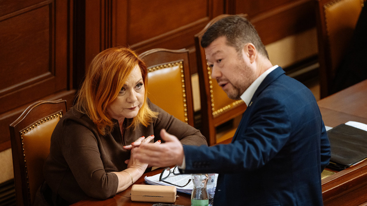 Sch�ze Sn�movny a vysloven� d�v�ry vl�d�, Alena Schillerov�, Tomio Okamura