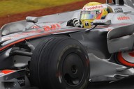 Lewis Hamilton za volantem mclarenu.