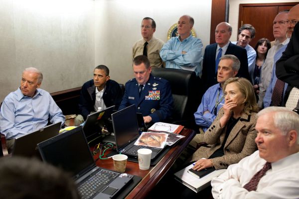 Americké vládní a armádní špičky se dozvídají, jak pokročila operace dopadení Usámy bin Ládina Barack Obama v Situation Room v Bílém domě