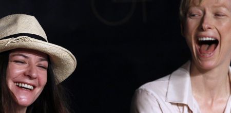 Tilda Swintonov (vpravo) s reirrkou filmu Mli bychom si promluvit o Kevinovi Lynne Ramsayovou / Foto: Reuters