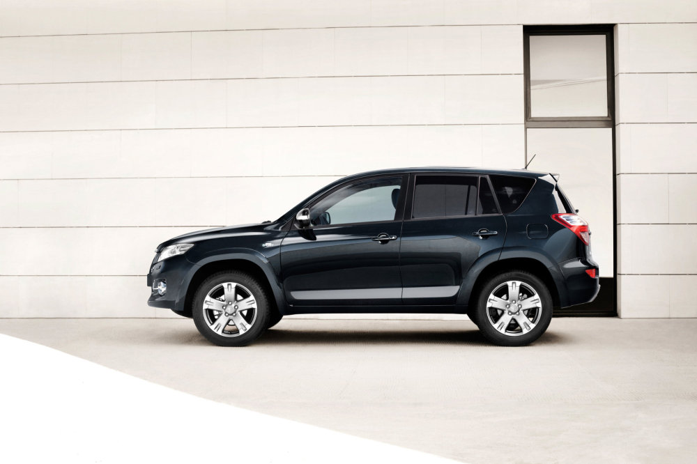 Toyota RAV4 Také ona se dá pořídit od 499 900 Kč, v ceně je benzinový dvoulitr a bohatá výbava.