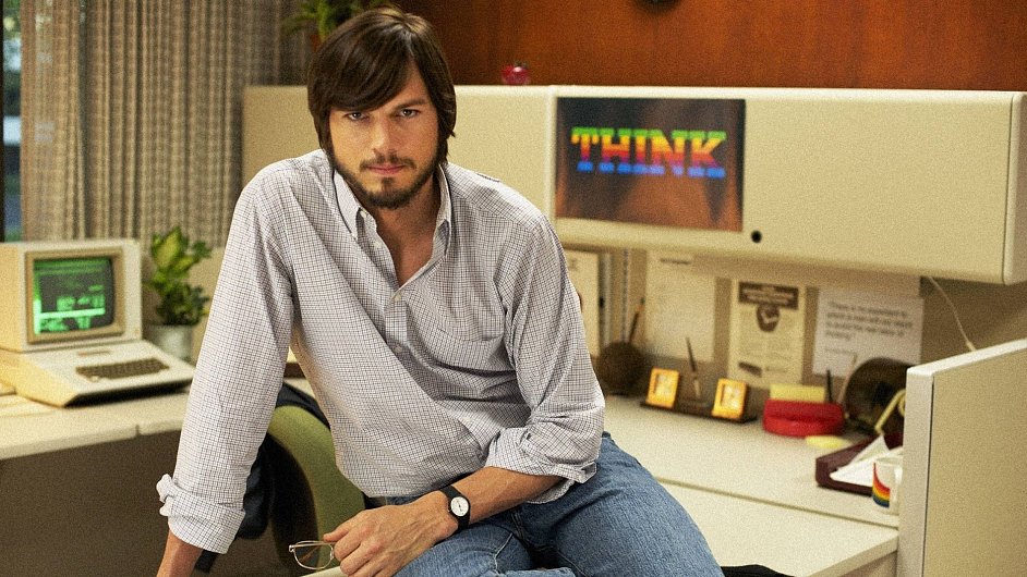 Ve filmu režiséra Joshuy Michaela Sterna hraje Ashton Kutcher vizionáøe Stevea Jobse.