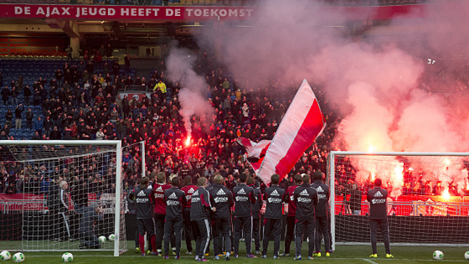 Hri Ajaxu zdrav sv fanouky po poslednm trninku ped zpasem s Feyenoordem.
