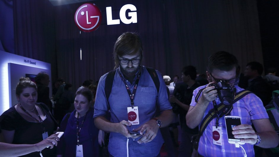 Novini si prohlej nov telefon LG G2 pi jeho pedstaven v New Yorku.