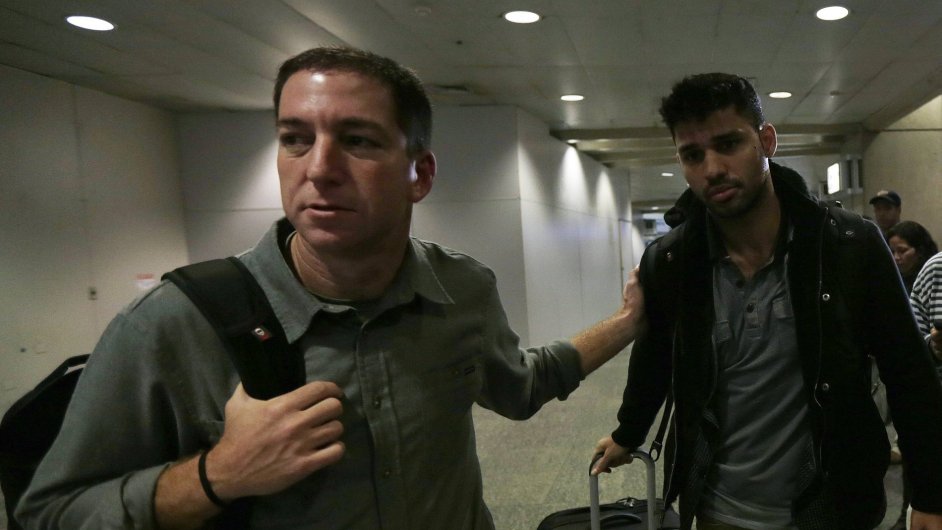 Glenn Greenwald (vlevo) se svm partnerem Davidem Mirandou
