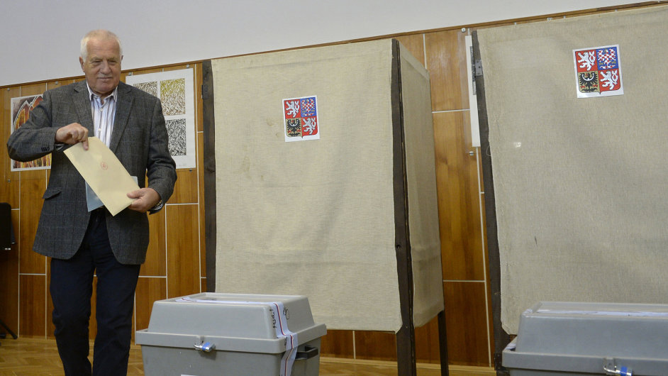 Bývalý prezident Václav Klaus volí v komunálních volbách.