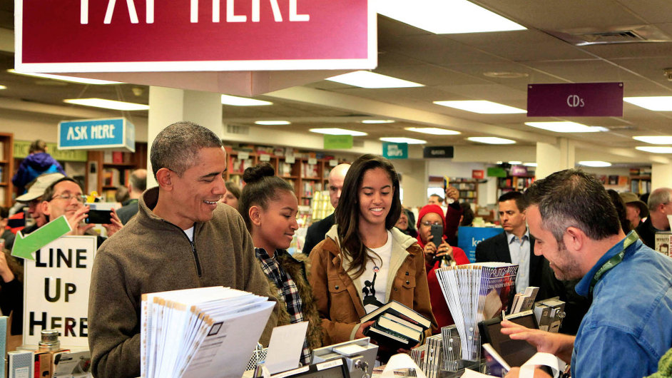 Americk prezident Barack Obama si s dcerami koupil ve washingtonskm knihkupectv Politics and Prose 17 knih.