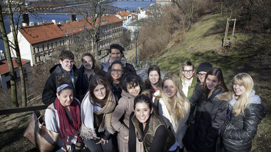Amerit studenti, kte pijeli na univerzitn kurzy do Prahy.