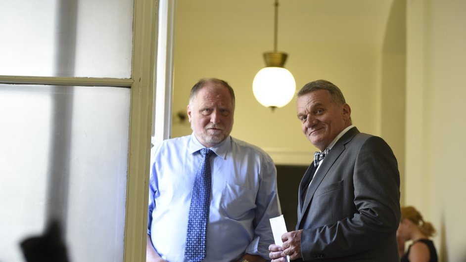Bývalý pražský primátor Bohuslav Svoboda se svým advokátem Tomášem Sokolem.