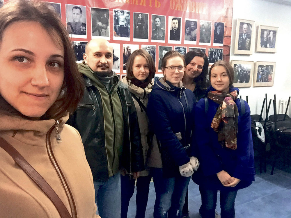 Radim Chrást (druhý zleva) a Gabriela Havlůjová (druhá zprava) po diskusi se studenty 11. třídy tajšetské školy. Radim Chrást (druhý zleva) a Gabriela Havlůjová (druhá zprava) po diskusi se studenty 11. třídy tajšetské školy.