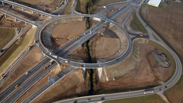 Výstavba víceúrovňové křižovatky u Opatovic, odkud bude D35 pokračovat na Mohelnici. Výstavba víceúrovňové křižovatky u Opatovic, odkud bude D35 pokračovat na Mohelnici.