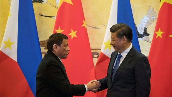 Filipínský prezident Rodrigo Duterte se svým ínským protjškem Si in-pchingem na státní návštv v Pekingu.