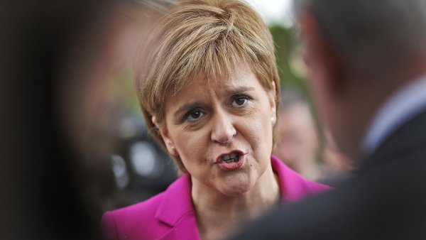 Skotská první ministryně Nicola Sturgeonová chce dát Skotům vybrat mezi hard brexitem a nezávislostí.