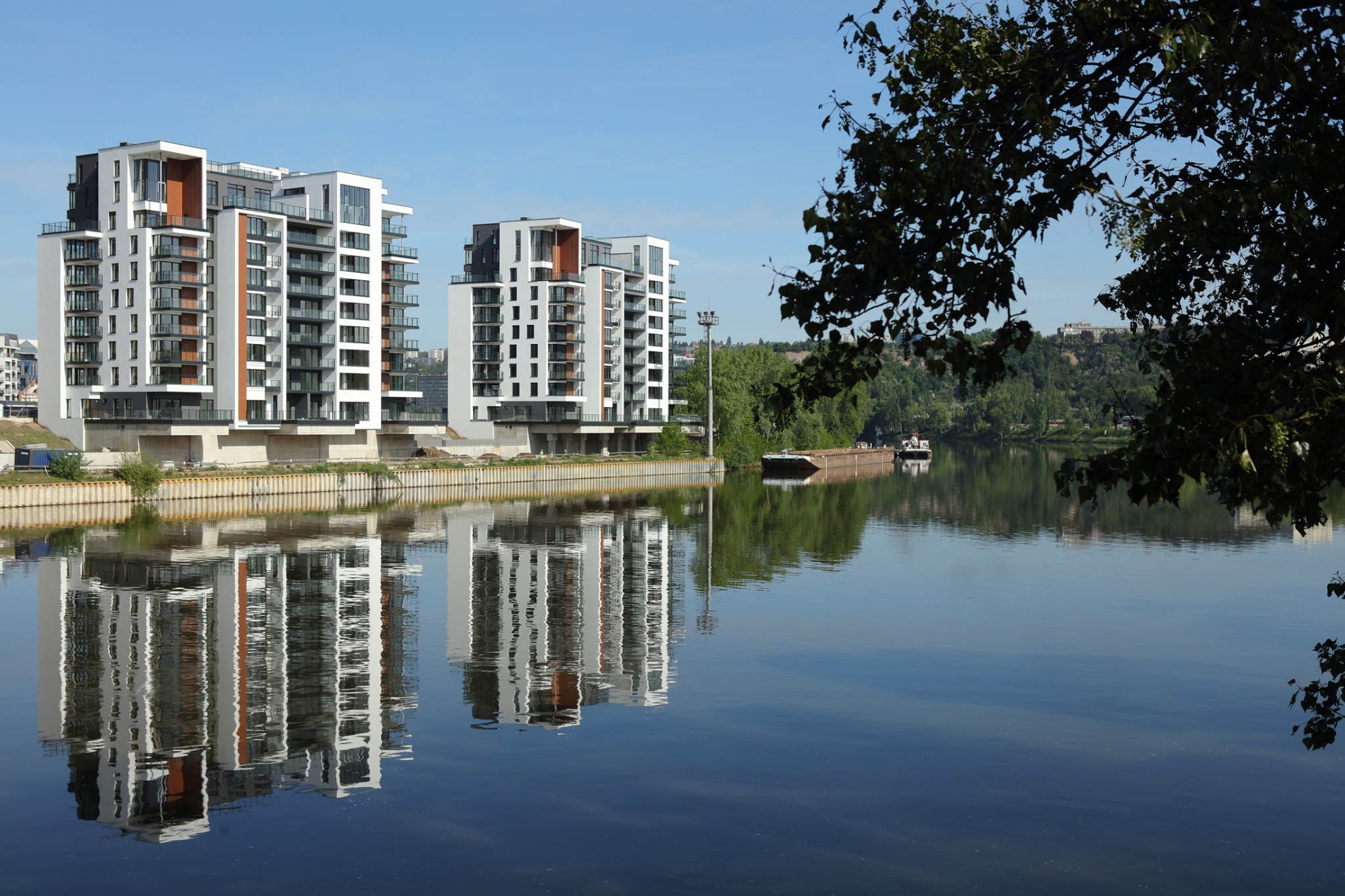 V pražských Holešovicích jsou dokončeny tři z pěti bytových domů projektu Marina Island. (Foto: Daramis) jarvis_59b81b36498e27acaed4bae5.jpeg