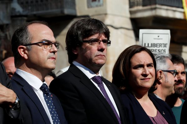 Barcelonská starostka Ada Colauová (vpravo) a katalánský prezident Carles Puigdemont.