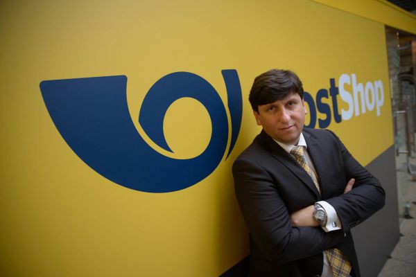Jak&aacute; bude �esk&aacute; po&scaron;ta budoucnosti? Gener&aacute;ln&iacute; �editel �esk&eacute; po&scaron;ty Martin Elk&aacute;n pracuje na&nbsp;zm�n� po&scaron;ty.