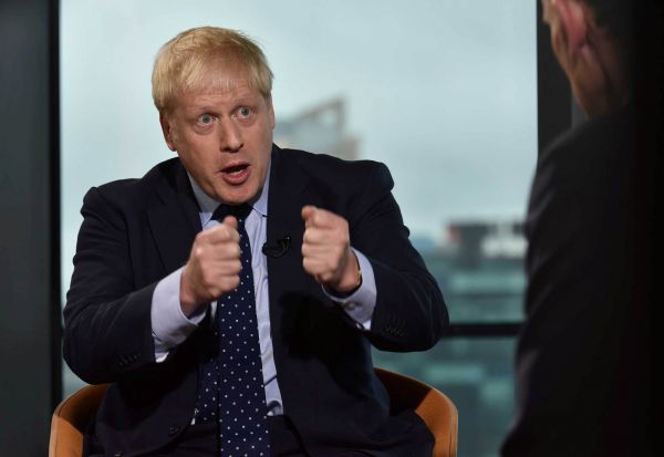 Britský premiér Boris Johnson pi rozhovoru pro BBC.