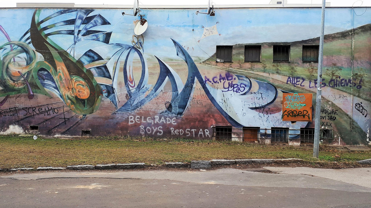 Malba Podzim Jana Kalba zdob zdi prodejny potravin varelu strahovskch kolej ji odroku 1997. Autor ji vytvoil pomoc fasdn barvy asprej. Star mural vPraze neexistuje.