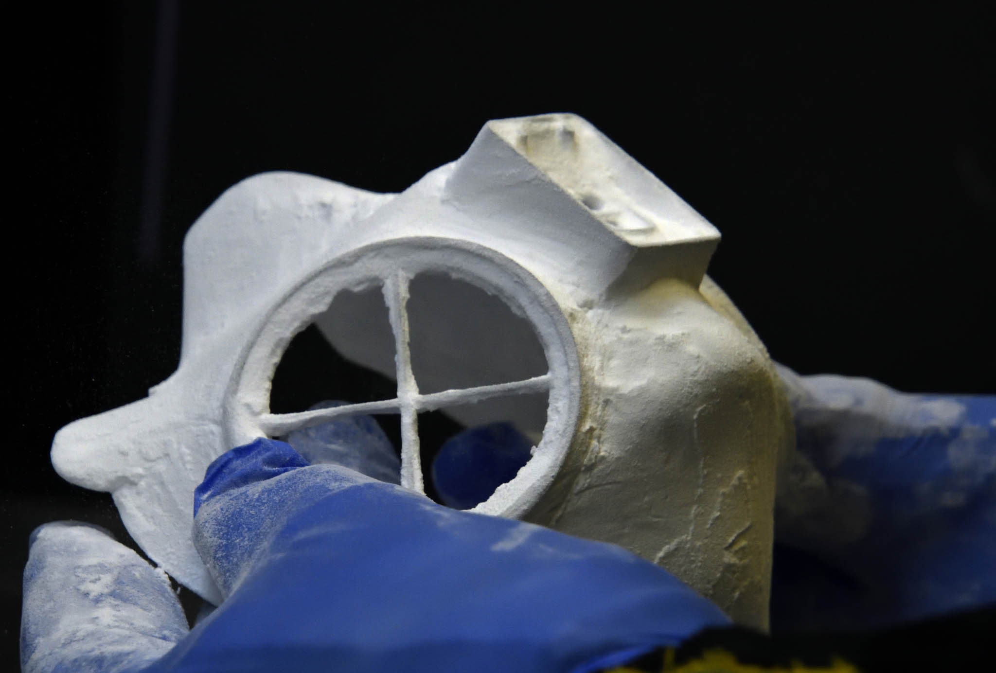 Pùvodní model ochranné masky z ÈVUT se tiskl na 3D tiskárnách. Tento týden zaène sériová výroba vstøikolisem, která mùže být nakonec až 10 tisíc kusù dennì.