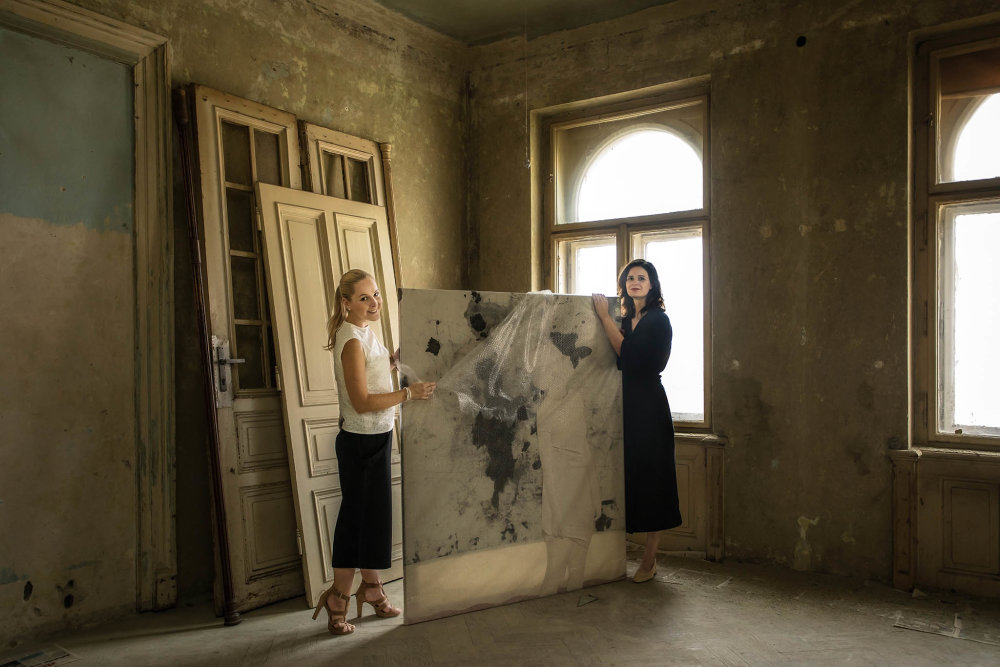 Anna Pulkertová (vlevo) a Valerie Dvořáková, art specialistky J&T Banky, v jednom z prázdných bytů, kde proběhne umělecký pop-up.