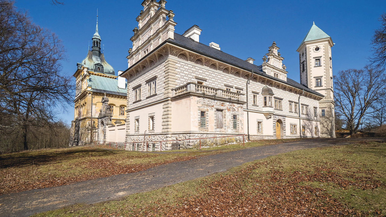 Renesanènì-barokní zámek Stružná na Karlovarsku i zámecký komplex ve Svìtlé nad Sázavou v okrese Havlíèkùv Brod své nové majitele teprve vyhlížejí.