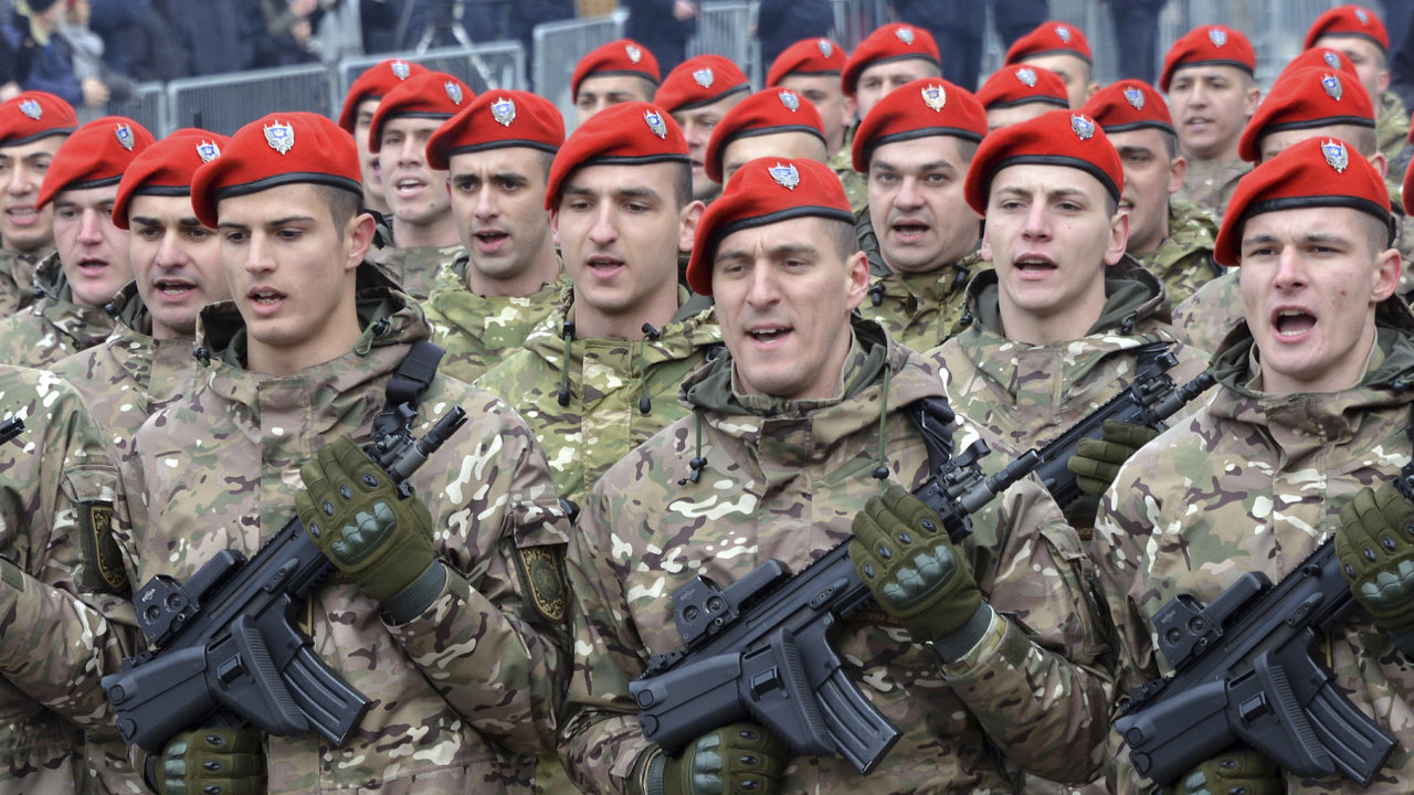 Členové policejních sil Republiky srbské během vojenské přehlídky k 30. výročí jejího vzniku. 9. ledna 2022.