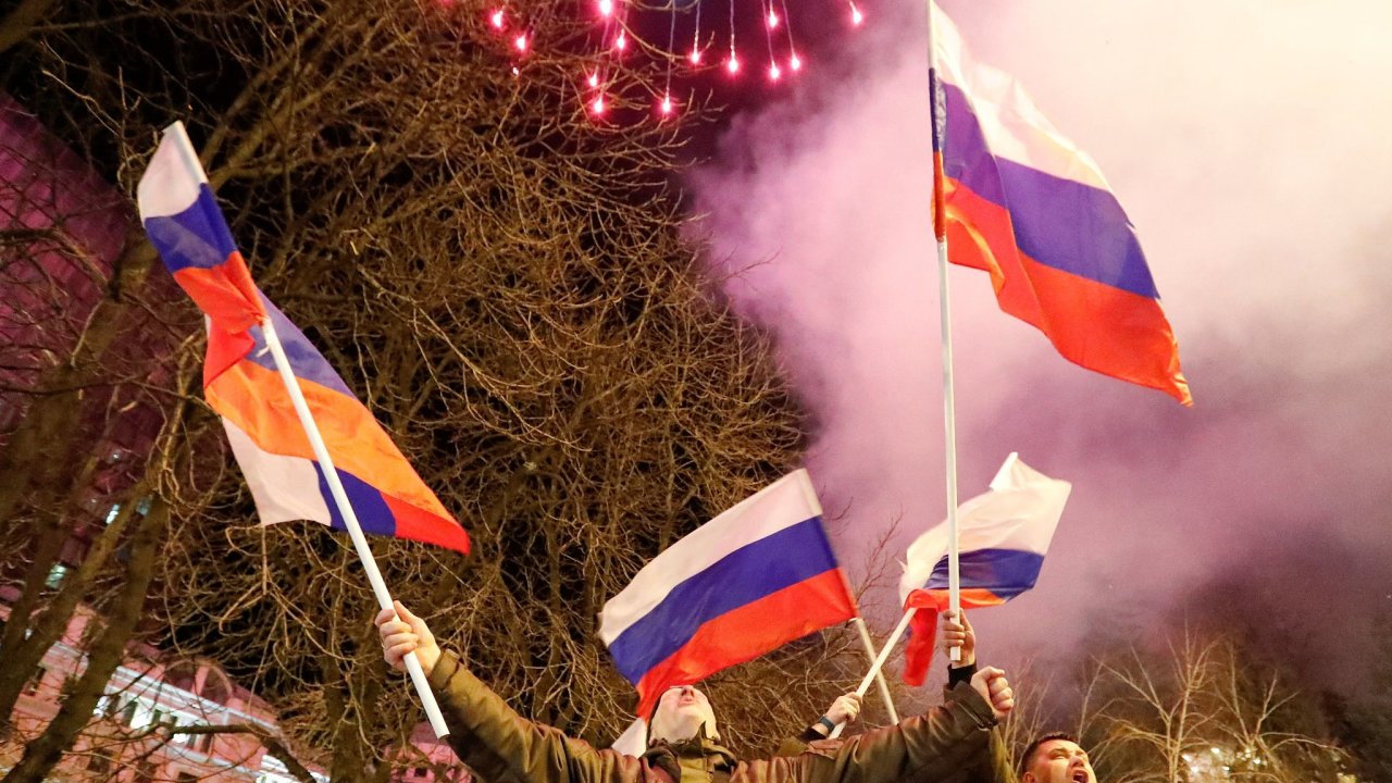 Prorut separatist oslavuj uznn nezvislosti Donck lidov republiky ze strany Ruska v ulicch Doncku.
