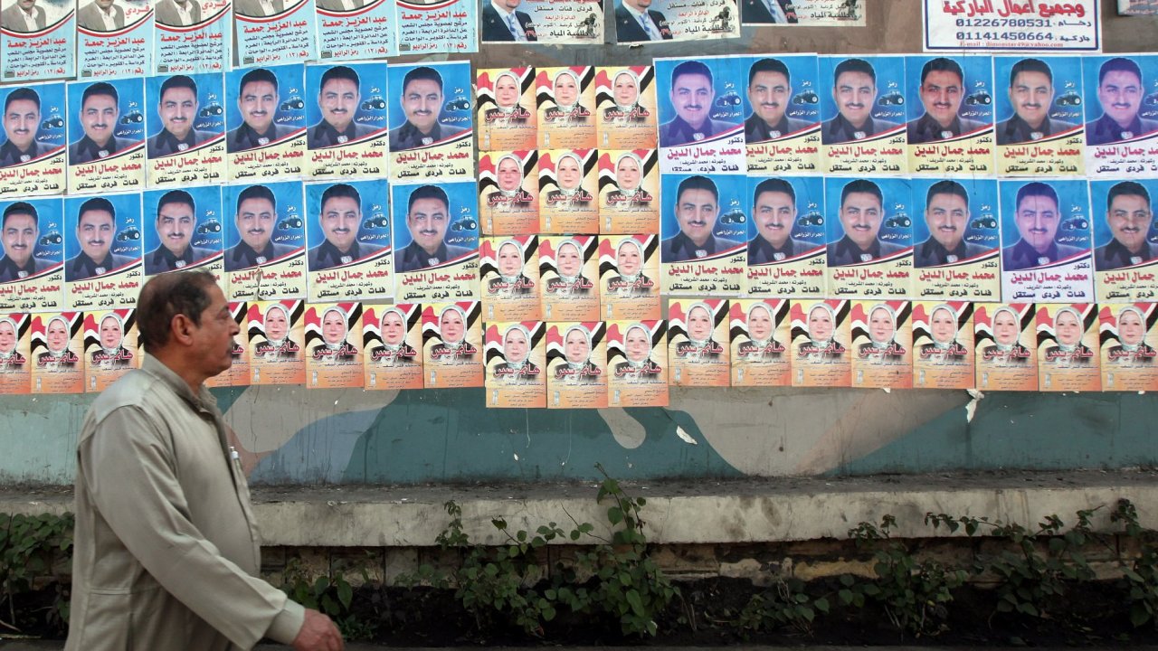 Volebn plakty v ulicch Khiry