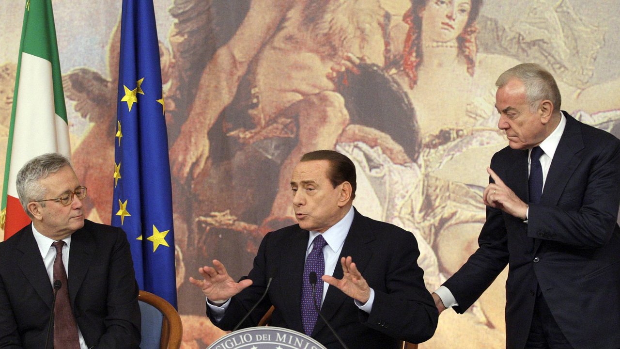 Italsk vlda pi jednn u sporch. Na snmku premir Silvio Berlusconi a ministr financ Guilio Tremonti