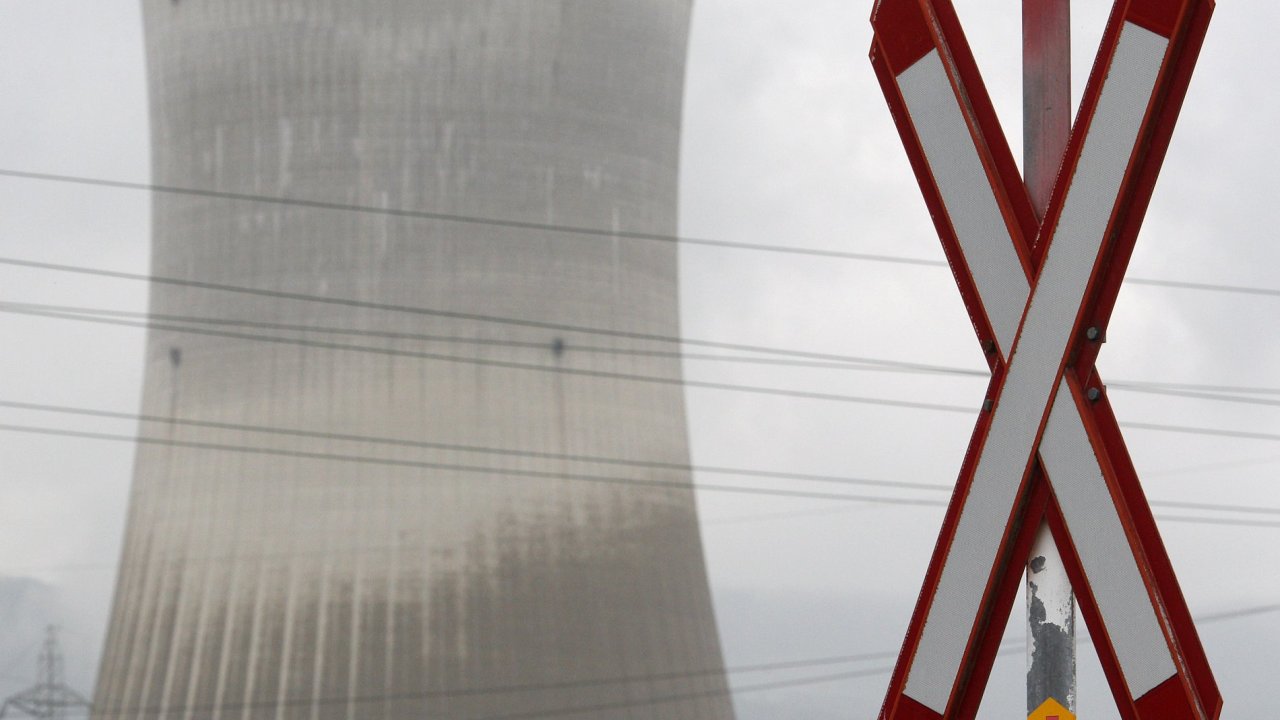 Ilustran foto - Vstran znamen na elezninm pejezdu v poped chladc ve jadern elektrrny ve vcarskm Goesgenu.
