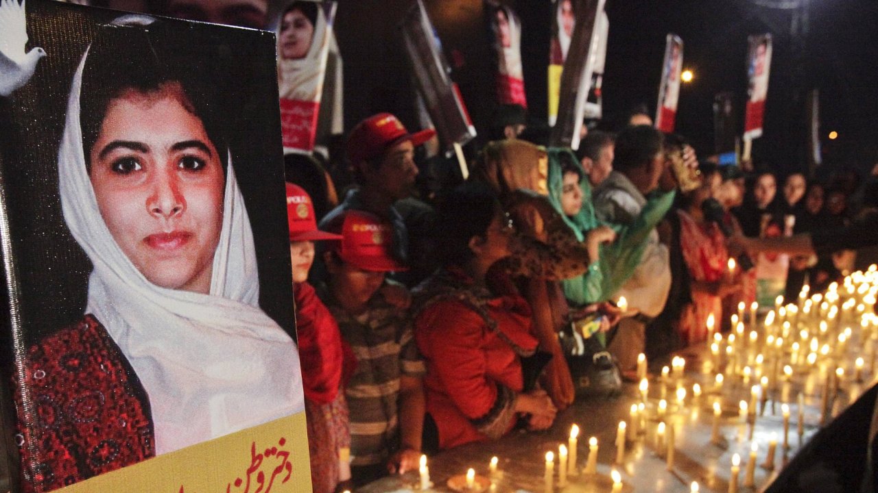 Lid se modl za postelenou Malalaj