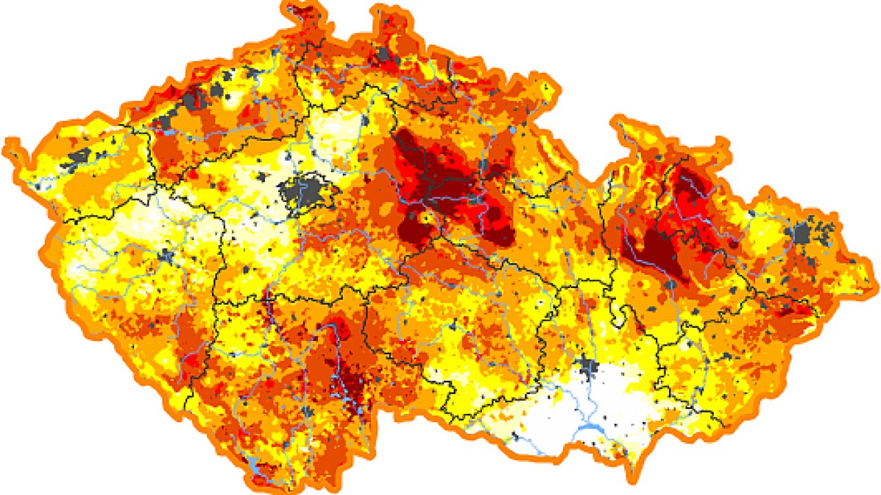 Na většině území Česka je už nyní sucho, v porovnání se stavem v letech 1961 až 2010. Čím tmavší barva na mapě, tím větší sucho. Žlutá značí počínající sucho, oranžová výrazné a tmavě rudá extrémní.