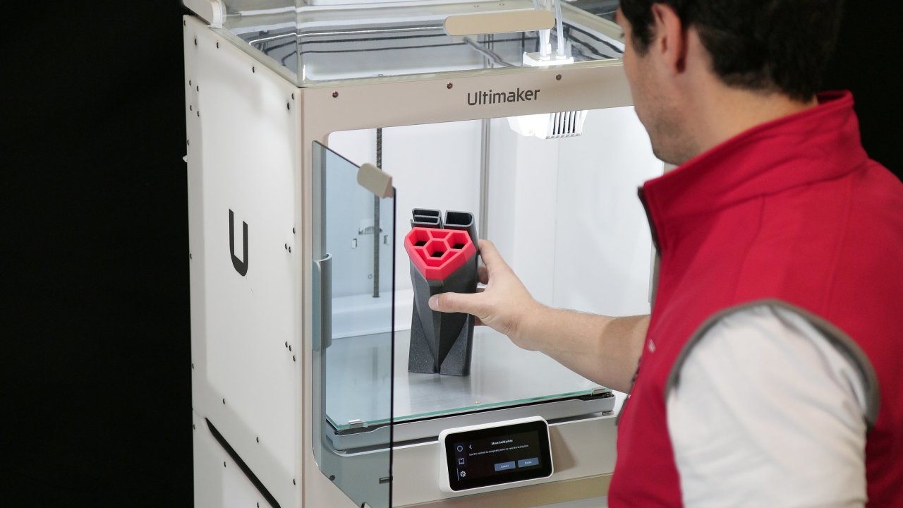 Dvoubarevný výtisk z termoplastu na 3D tiskárnì Ultimaker.