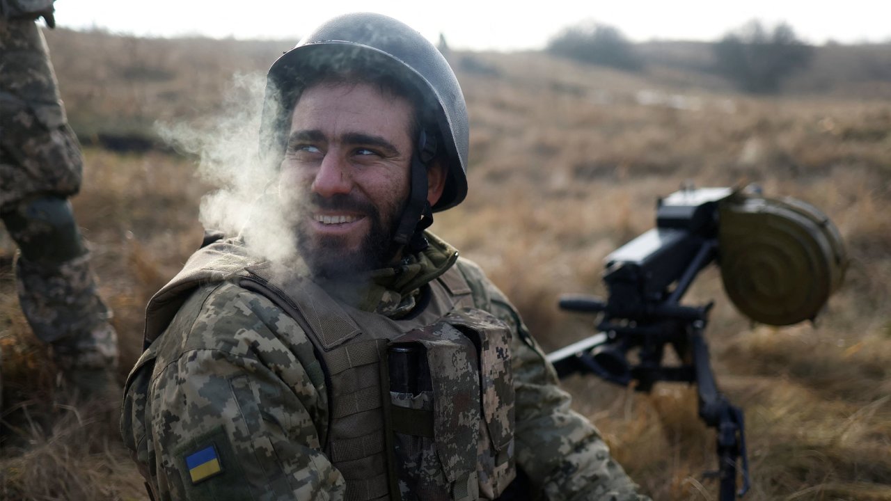 Ukrajinsk vojk na frontov linii  Ilustran foto.