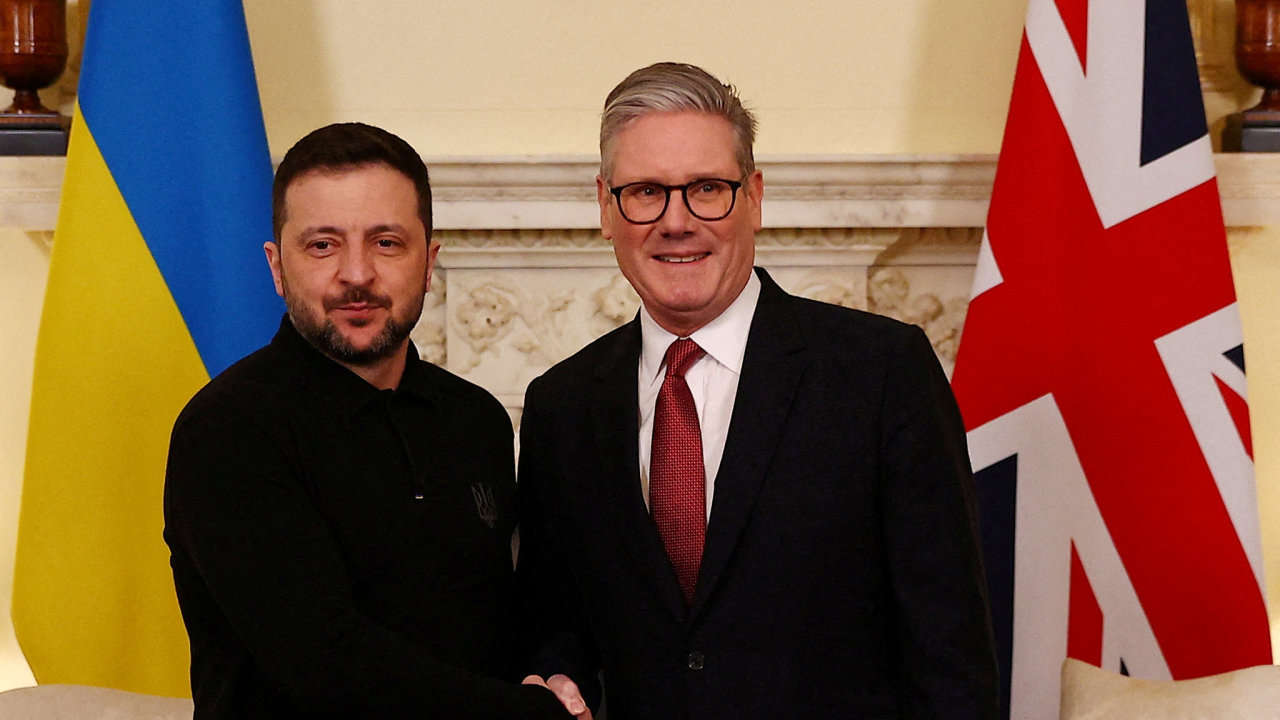 Britsk premir Keir Starmer a ukrajinsk prezident Volodymyr Zelenskij si potsaj rukama bhem setkn v Downing Street 10 ped summitem evropskch ldr.