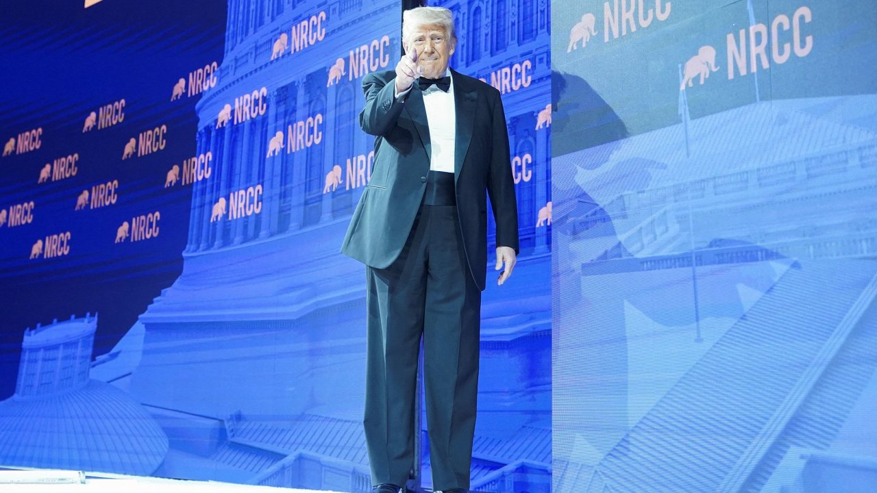 Americk prezident Donald Trump s okamitou platnost pozastavil vtinu recipronch a desetiprocentnch cel.