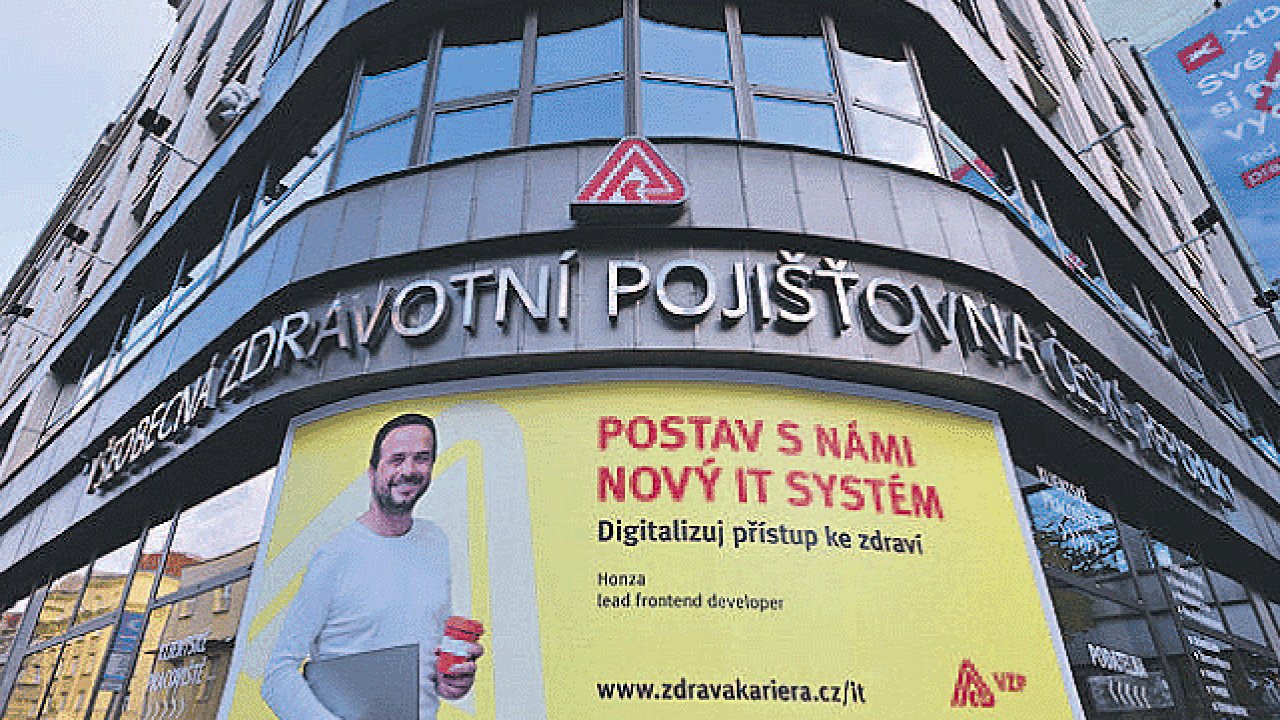 Policie obvinila vkauze zakzek VZP 13 lid.