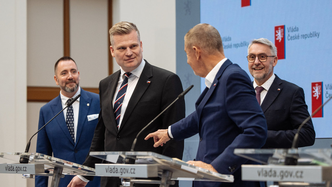 Igor �erven�, Filip Turek, Andrej Babi� a Lubom�r Metnar po sch�zi vl�dy.