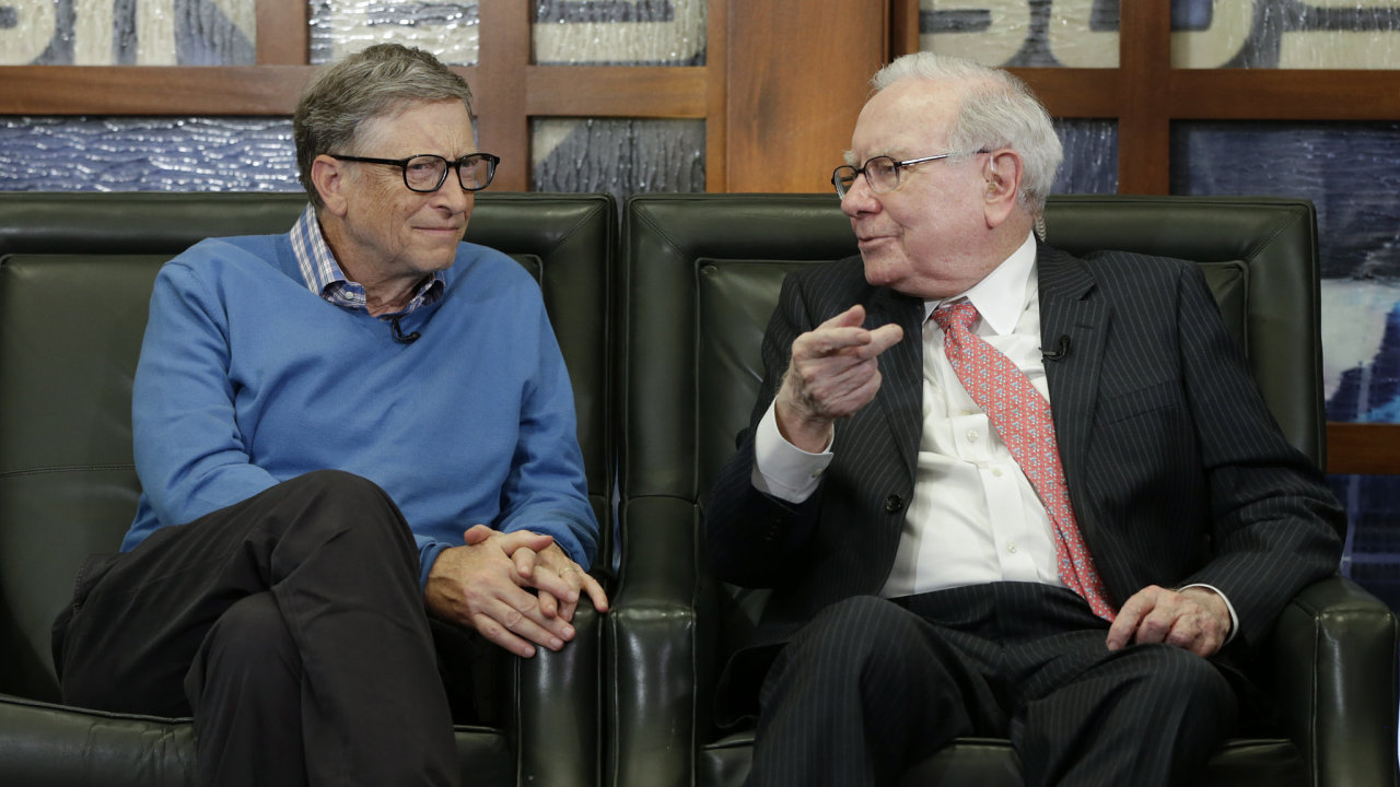 Parťáci po desetiletí. Warren Buffett se za pětatřicet let s Billem Gatesem...