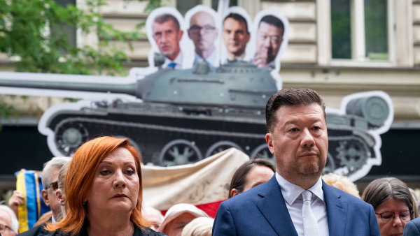 P�ed budovou �esk�ho rozhlasu se v p�tek se�ly des�tky lid�, �ada z nich se...