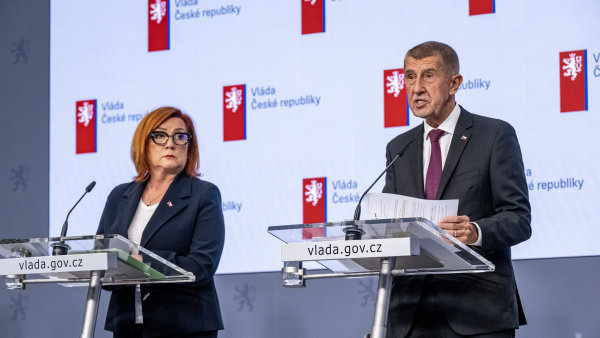 Alena Schillerov� a Andrej Babi� na tiskov� konferenci vl�dy
