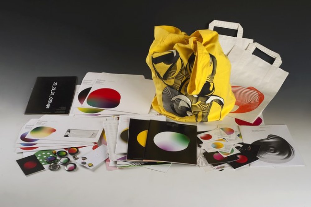 Design plakáty v Brně Cena primátora města Brna:
Advancedesign (Petr Bosák, Robert Jansa), Česká republika
Přehlídka, která se koná jednou za dva roky a která má nejdelší tradici na světě, se tentokrát věnuje plakátu a firemní, informační a reklamní grafice. Naopak Design knih, ilustrace a písmo přijdou na řadu v roce 2014 při pětadvacátém ročníku přehlídky.