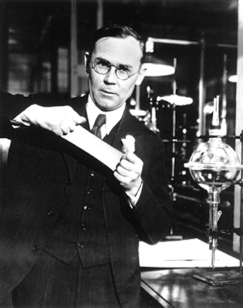 Wallace Carothers Nylonovou revoluci způsobil americký chemik Wallace Carothers. Výsledky jeho výzkumů zaujaly firmu DuPont natolik, že mu v roce 1928 nabídla pracovní podmínky,