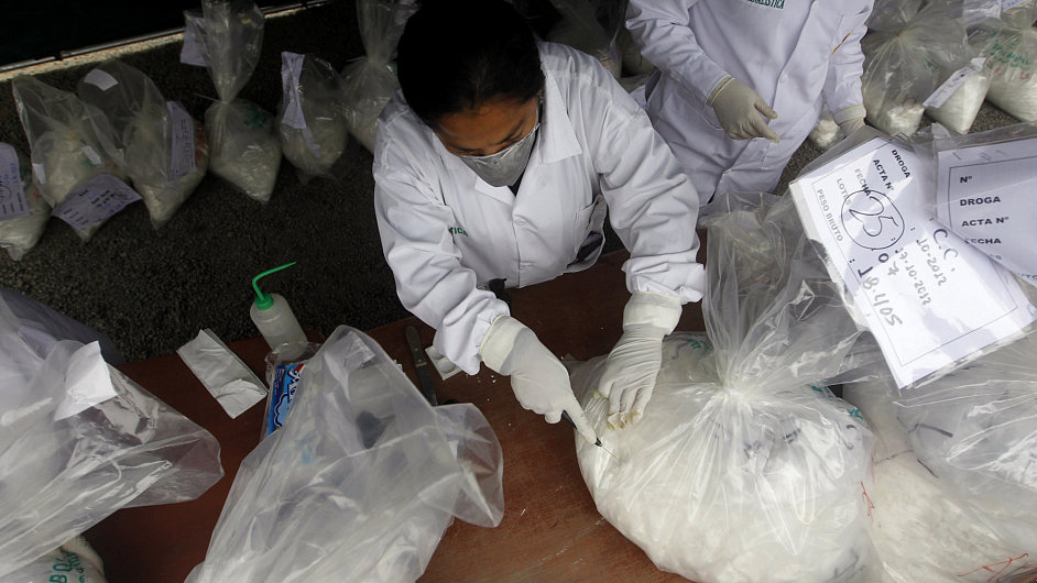 Proti-narkotický tým v Panamě testuje kontraband kokainu.